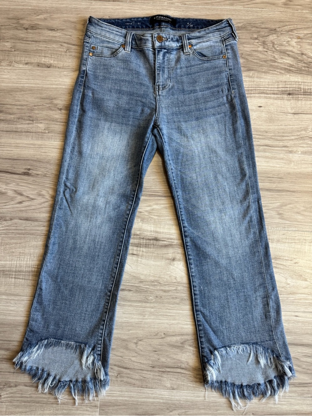 Liverpool The Crop Flare Jeans 6/28 Dramatic Frayed Step Hem Light Wash Denim - Picture 5 of 9